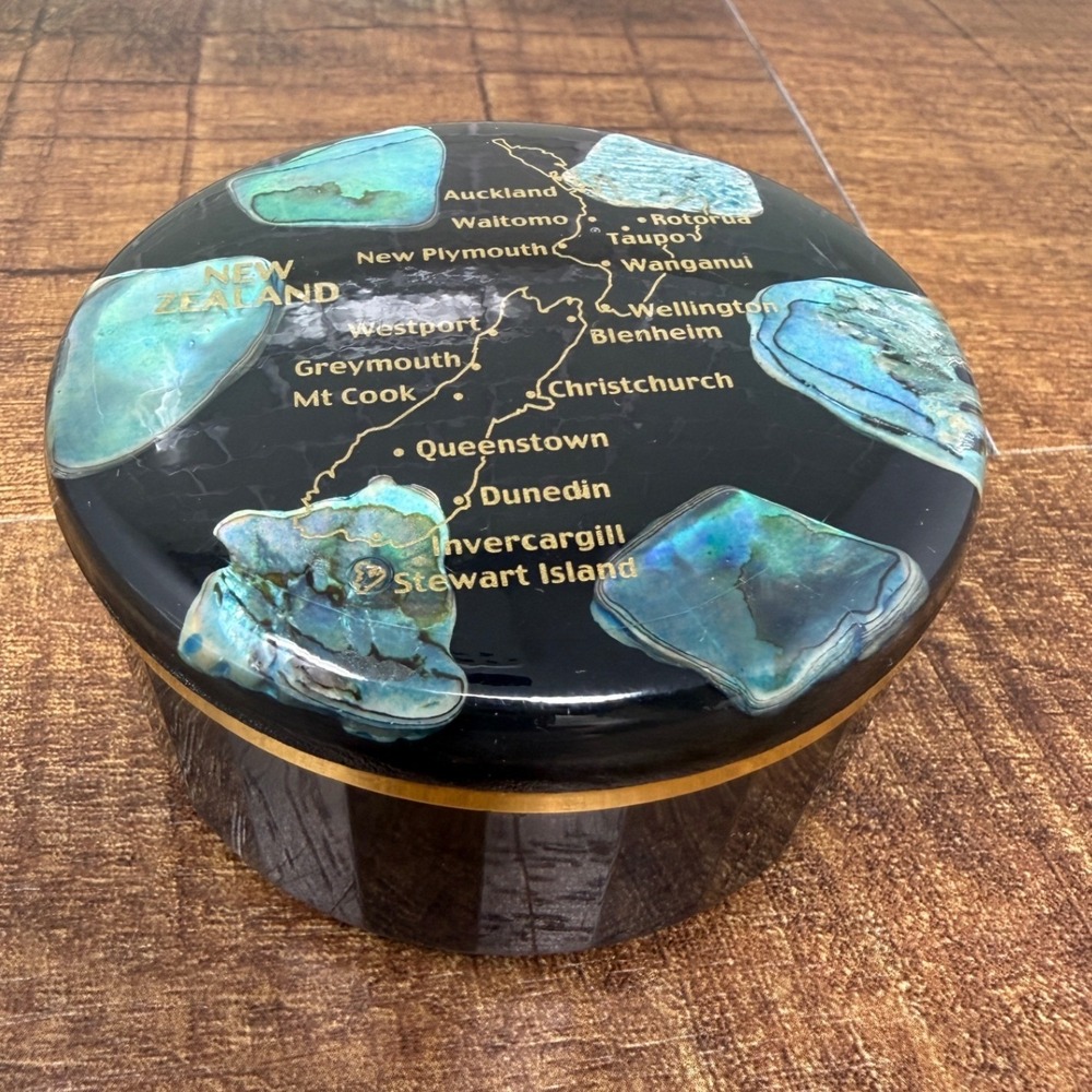 VTG Ariki New Zealand Paua Shell Trinket Box‎ Coastal Grandma Black Resin Map - Picture 2 of 12